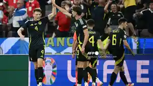 gelandang-skotlandia-scott-mctominay-kiri-merayakan-bersama-rekan-satu-timnya.jpg