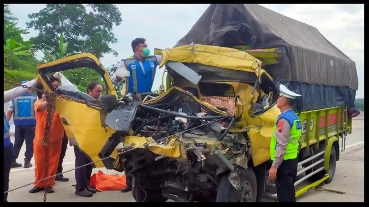 Kecelakaan Maut di Tol Batang-Semarang, Istri Sopir Truk Tewas Terjepit