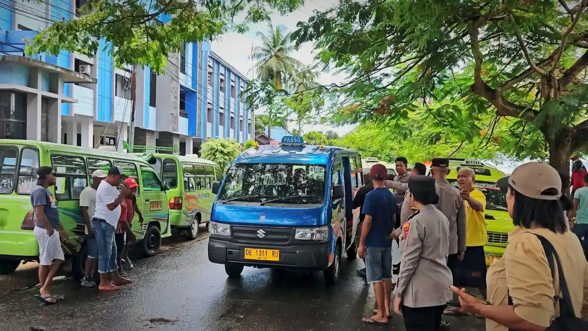 Sopir Angkot Demo Soal Tarif Transportasi Online dan Penataan Terminal Mardika