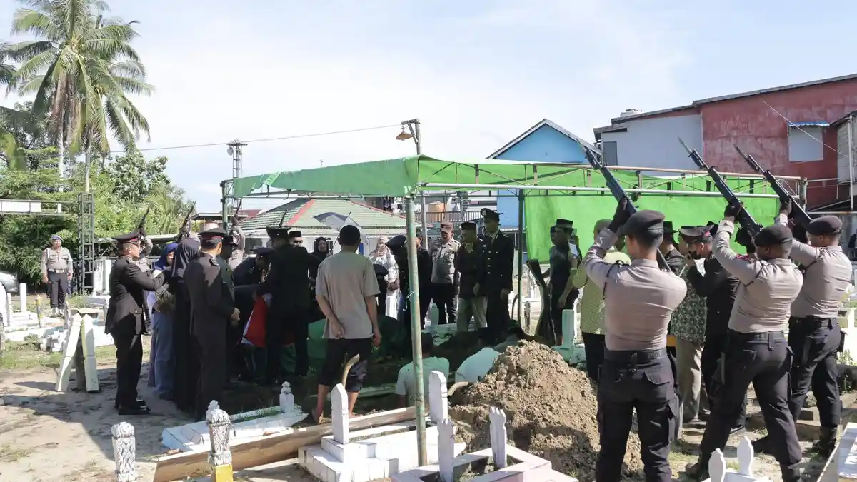 Upacara Pemakaman AIPDA Iwan Setiawan Bentuk Penghormatan Terakhir atas Dedikasi dan Pengabdian
