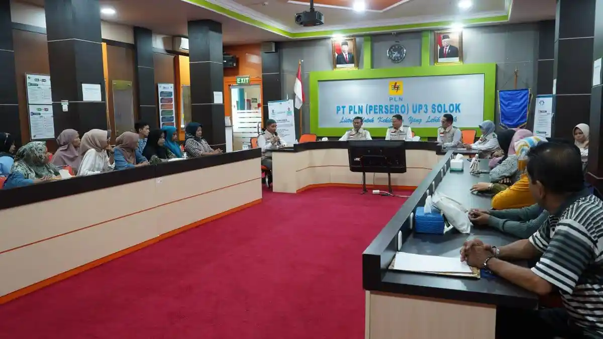 Berbagi, Hari Pelanggan: PLN Solok Salurkan Bantuan Modal Usaha dan Pendidikan