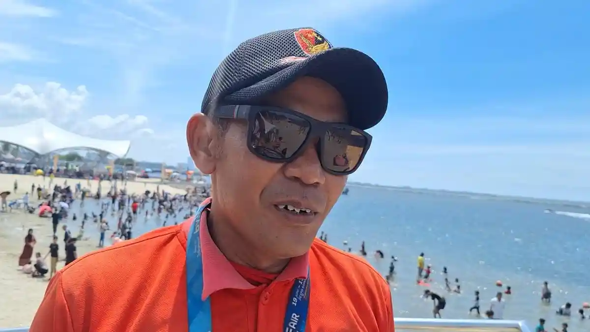 Lifeguard Ancol Kerap Hadapi Wisatawan Bandel yang Lewati Batas Aman Berenang