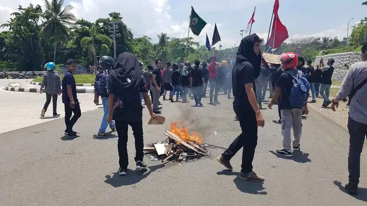 BREAKING NEWS: Peringati Hari Sumpah Pemuda, Mahasiswa Bakar Ban di Depan Kantor Gubernur