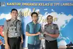 Kasi-Tikkim-Imigrasi-Langsa-Daniel-Ronaldo-saat-menyerahkan-e-paspor.jpg