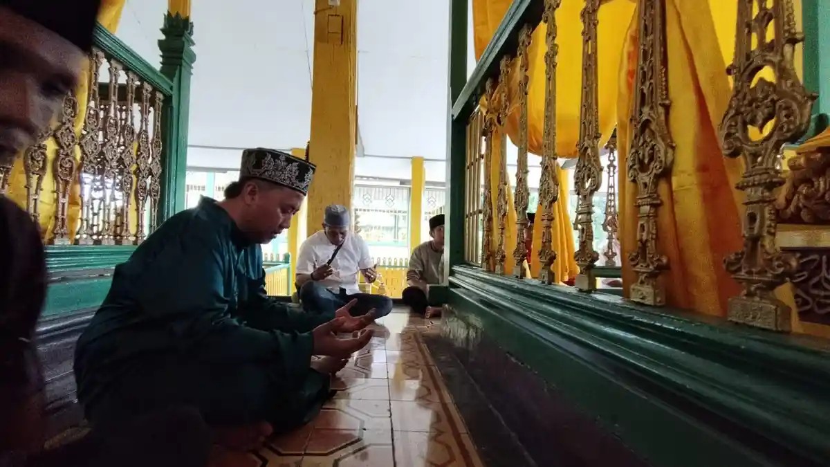 Pewaris Tahta Kesultanan Sambas Ziarah ke Makam 14 Sultan, Refleksi Hari Jadi Kota Sambas ke-395 - Tribunpontianak.co.id