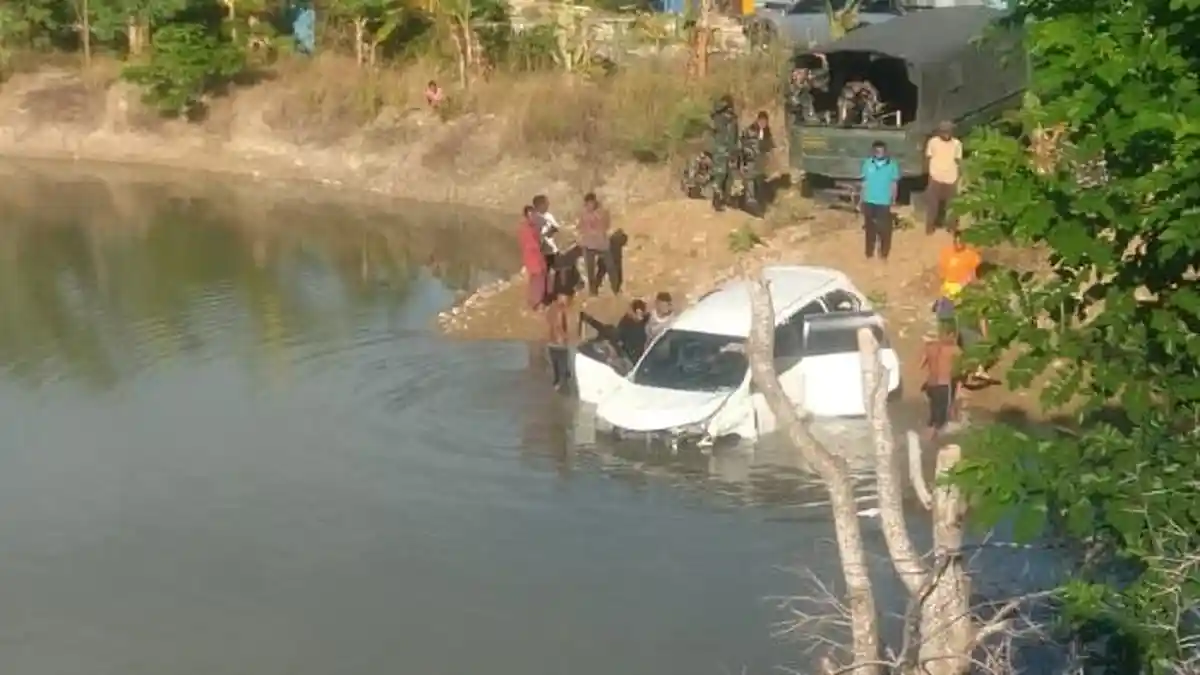 Pengemudi Mabuk Miras, Avanza Putih Tercebur ke Dalam Embung di Kota Kupang
