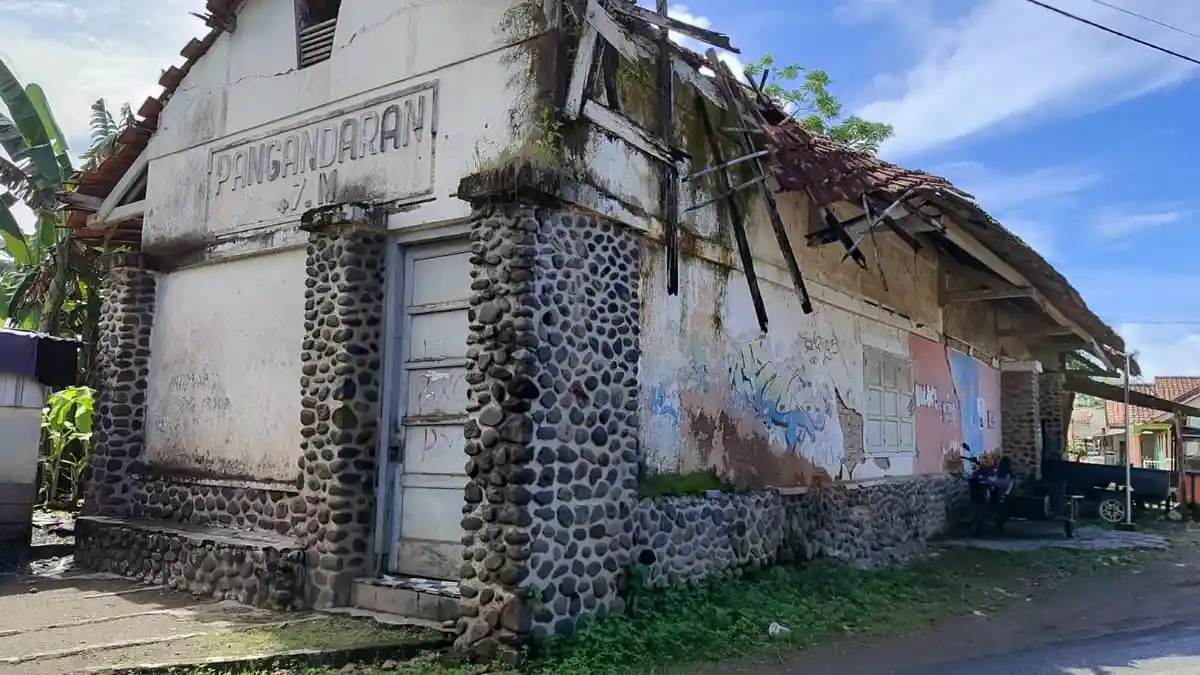 Terlupakan! Bekas Stasiun Kereta Api Pangandaran Kini Bak Rumah Hantu, Dipenuhi Coretan dan Sampah