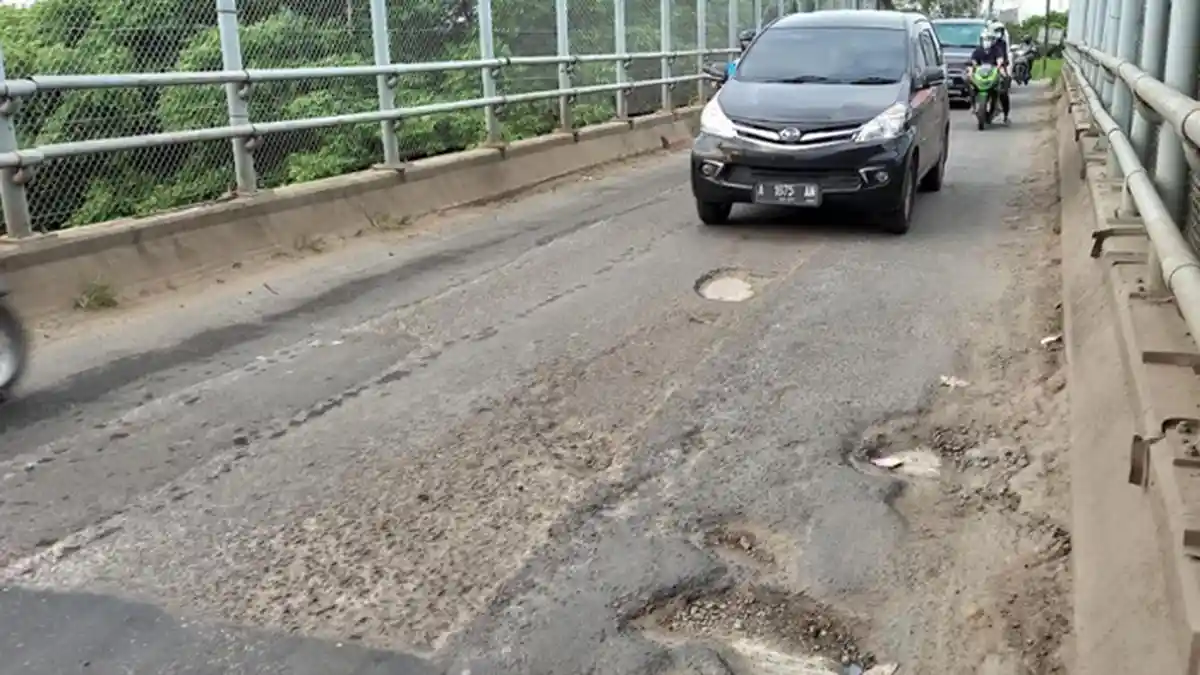 Sering Dilalui Truk Besar, Kondisi Aspal di Jembatan Bogeng Berlubang dan Arus Lalin Kerap Macet