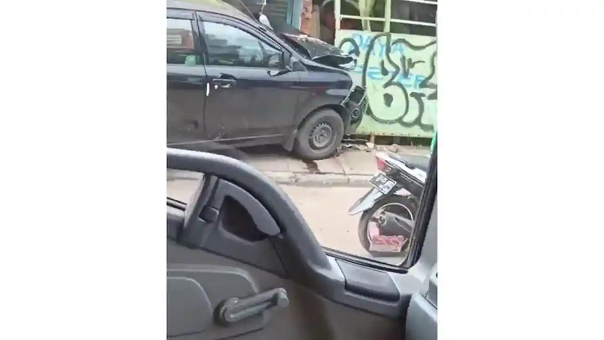 Diduga Terkena Serangan Jantung, Pengemudi Minibus Meninggal Hantam Bengkel Motor dan Rumah Makan