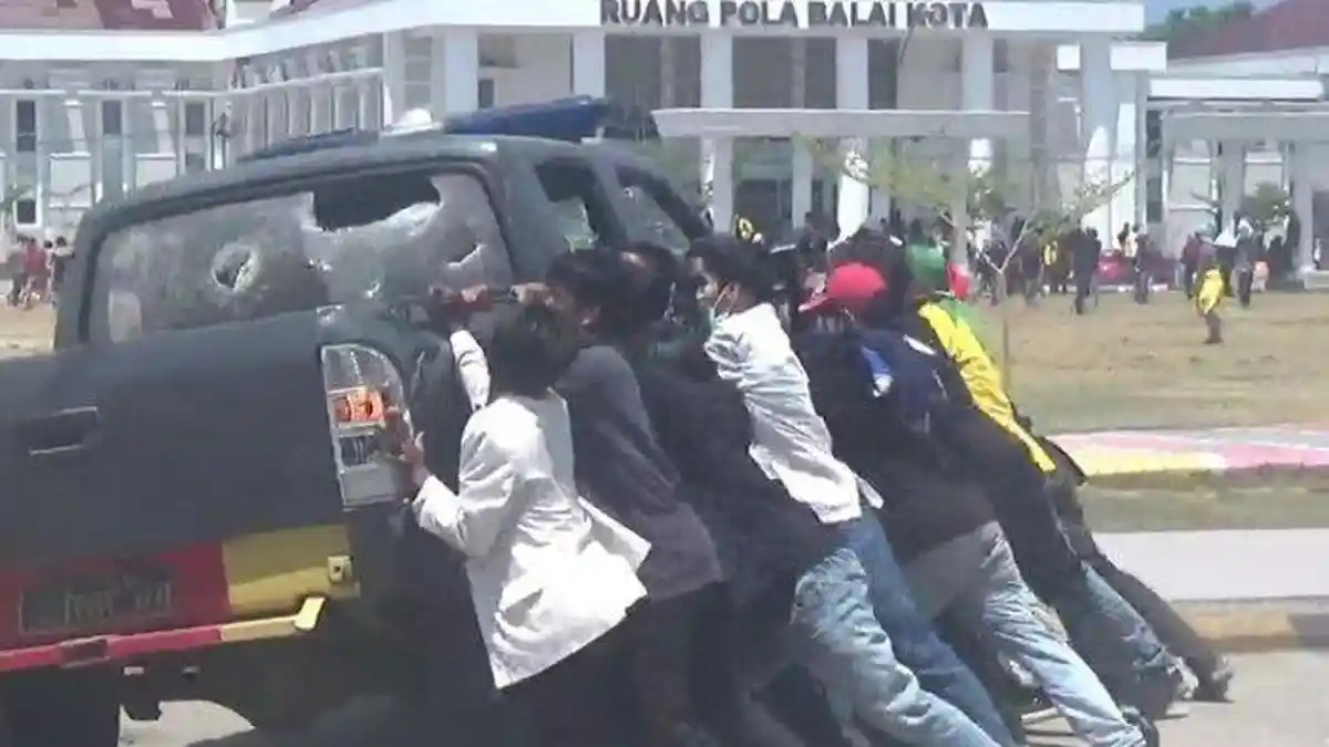 Demo Ricuh di Palopo, Motor dan Mobil Polisi Dirusak, Mahasiswa Luka-luka