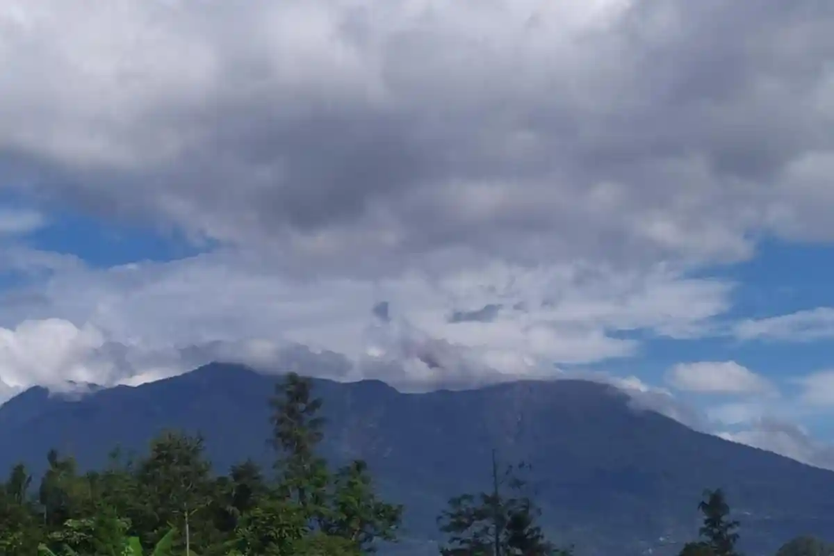 Gunung Marapi Sumbar 2 Kali Erupsi Sabtu Sore, Tinggi Kolom Abu Teramati 300 Meter dari Puncak
