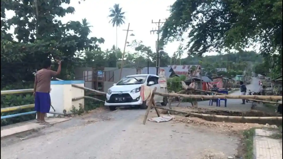 Cerita Abdurahman Tadulako, Petani yang Sukarela Bantu Pengendara Susuri Jembatan Pulubala-Gorontalo