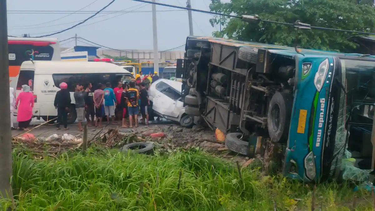 Bus Garuda Mas Terguling di Jalan Solo-Ngawi, Tujuh Orang Luka-luka