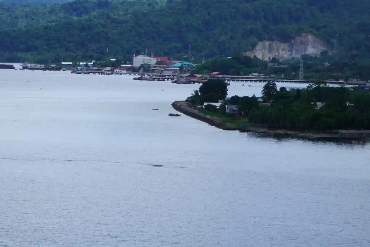 Kena Prank, Pemandangan Tak Biasa di Teluk Ambon Ternyata Tumpukan Sampah