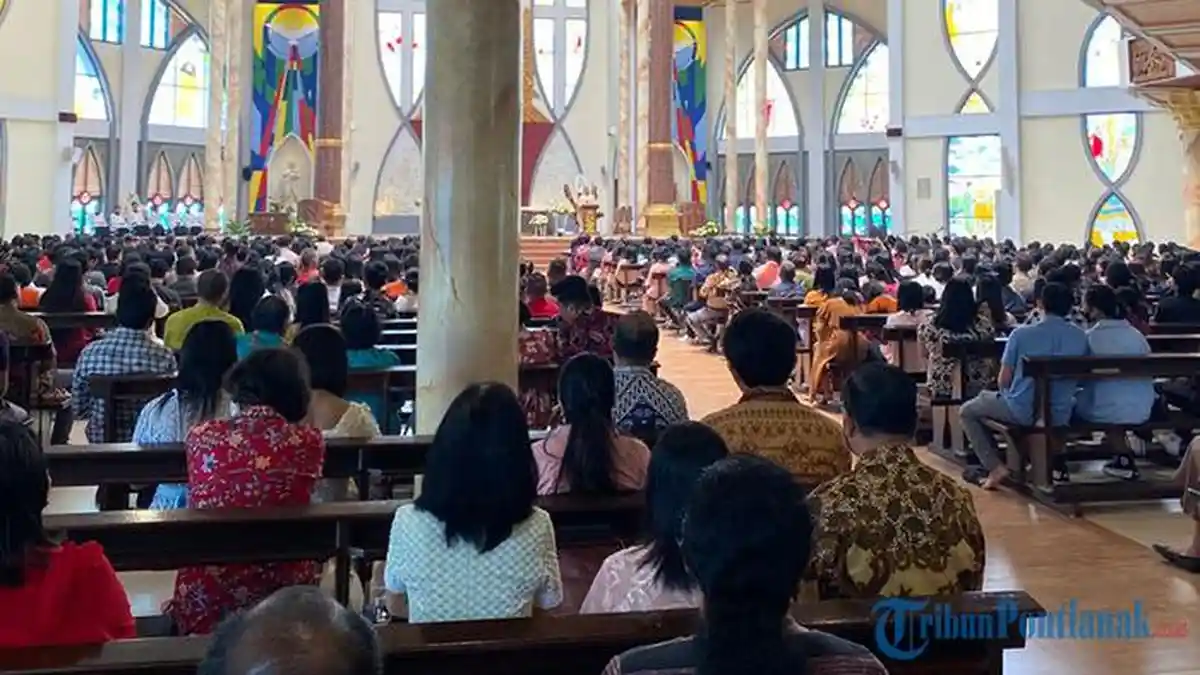 Umat Katolik Ikuti Misa Hari Raya Paskah di Gereja Katedral Sanggau Hari Ini