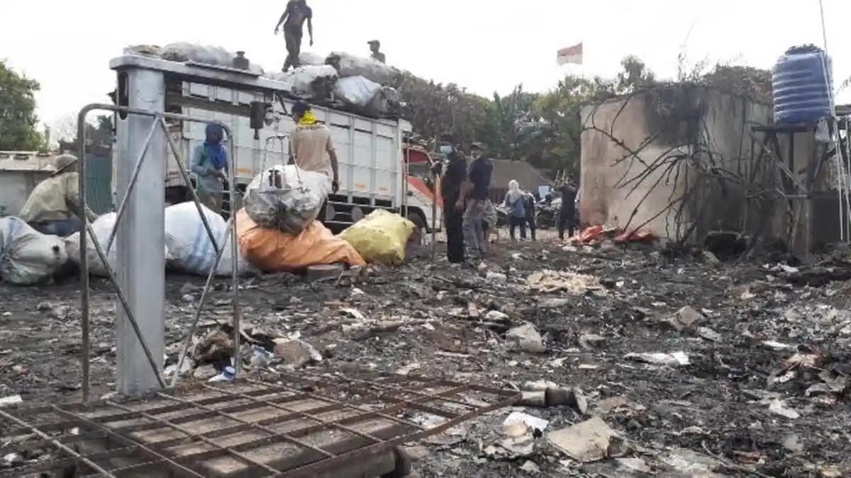 Buat Bertahan Hidup, Korban Kebakaran Kampung Pemulung Bintaro Jual Material yang Masih Tersisa