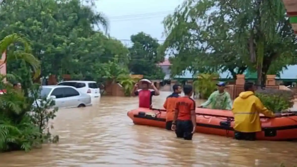 Banjir Rendam Rumah Warga dan Jalan di Batang Kapas, BPBD Pesisir Selatan: Air Keruh Berlumpur