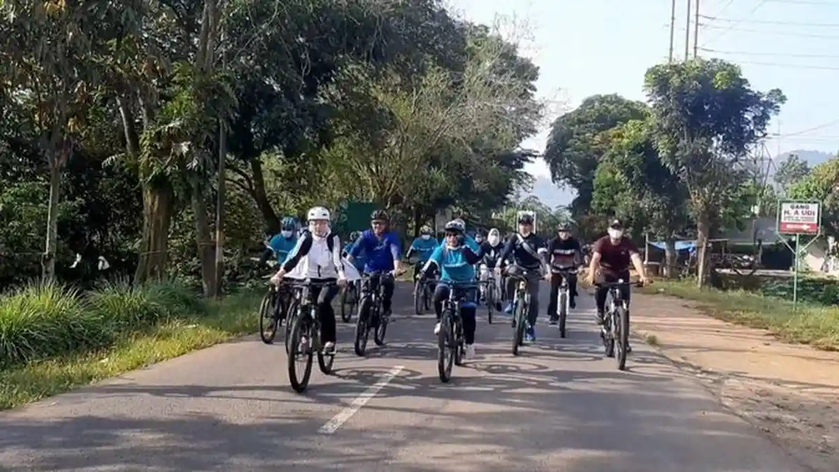 Menyambut Ramadan, Bupati Purwakarta Bebersih dan Ngaliwet Bersama Warga