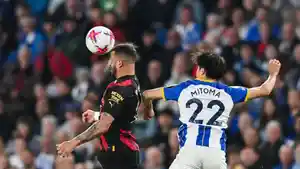 Kyle-Walker-duel-di-udara-dengan-Kaoru-Mitoma-saat-Brighton-vs-Manchester-City.jpg