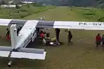pesawat-yang-pilot-dan-penumpangnya-disandera-30-kkb-papua.jpg