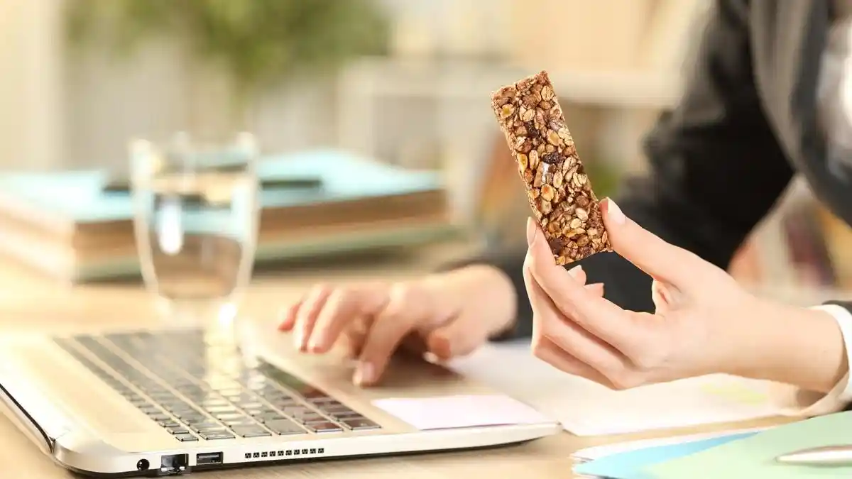 Bikin Mood Happy Saat Bekerja, Ini 5 Camilan Sehat untuk Snacking di Kantor!