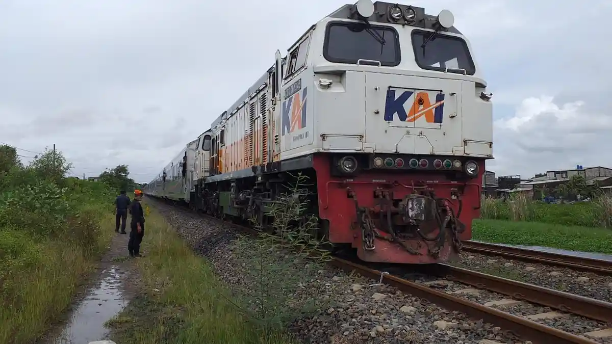 Update Tabrakan Kereta Api Vs Xenia di Tambakrejo Semarang, Perjalanan KA Terlambat 160 Menit