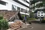 satu-rumah-warga-yang-bertahan-di-kompleks-apartemen-mewah.jpg