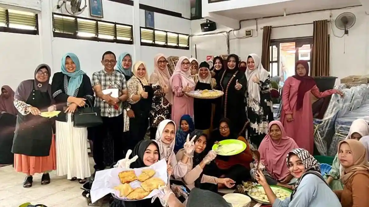 Kaum Ibu di Pidie Lakukan Praktek Membuat Kue di DP3AKB