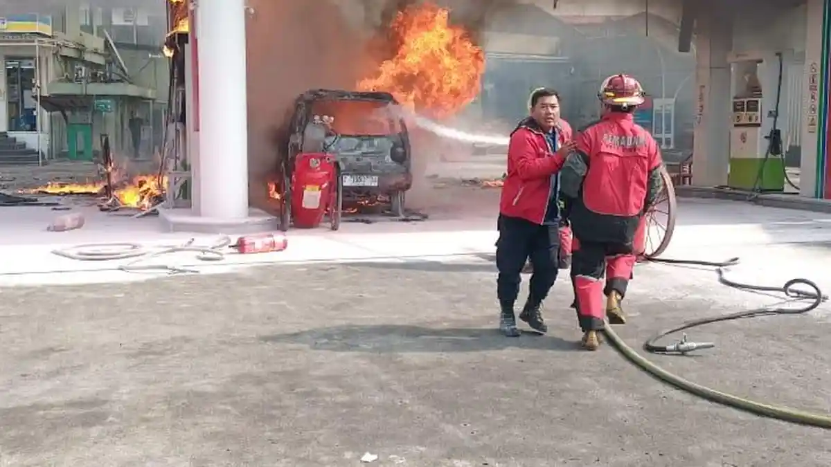 Bawa Cairan Bahan Bakar, Sebuah Minibus Terbakar di SPBU Cimahi