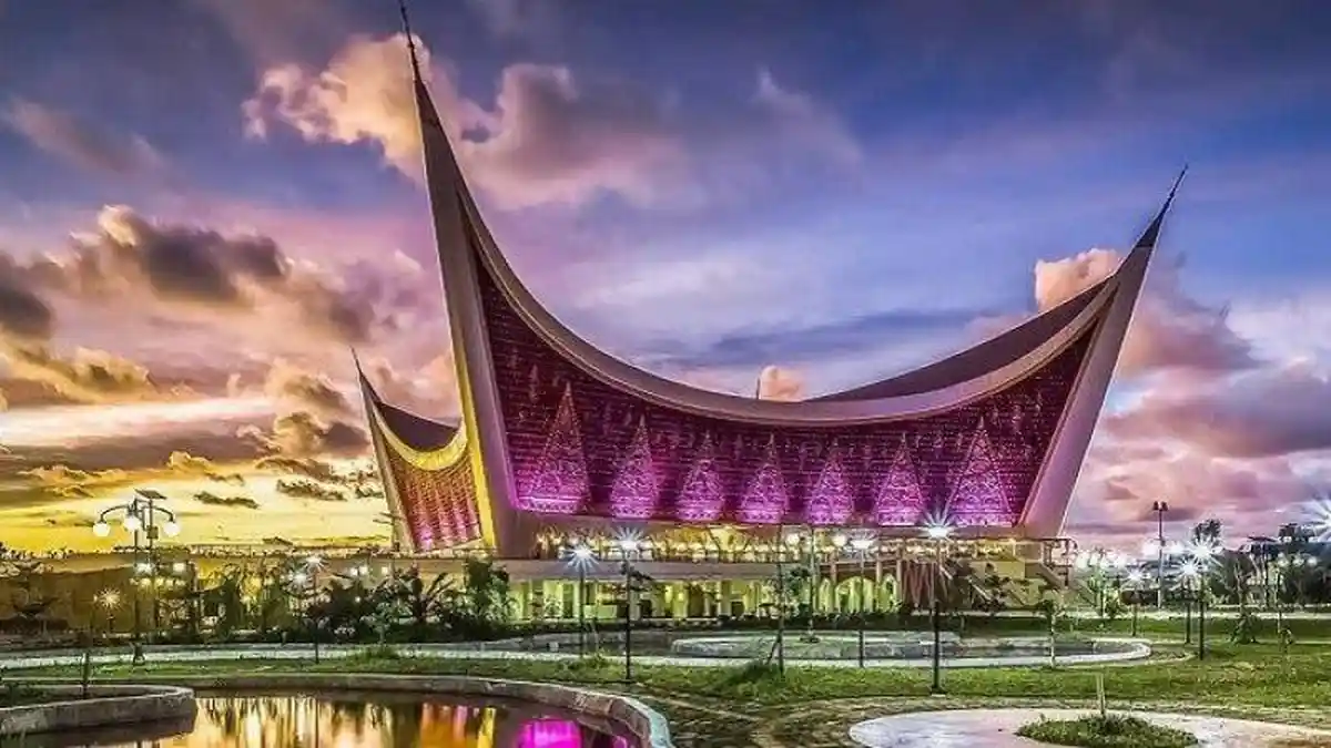 Pesona Masjid Terbesar di Indonesia: Tempat Ibadah Sekaligus Wisata Religi