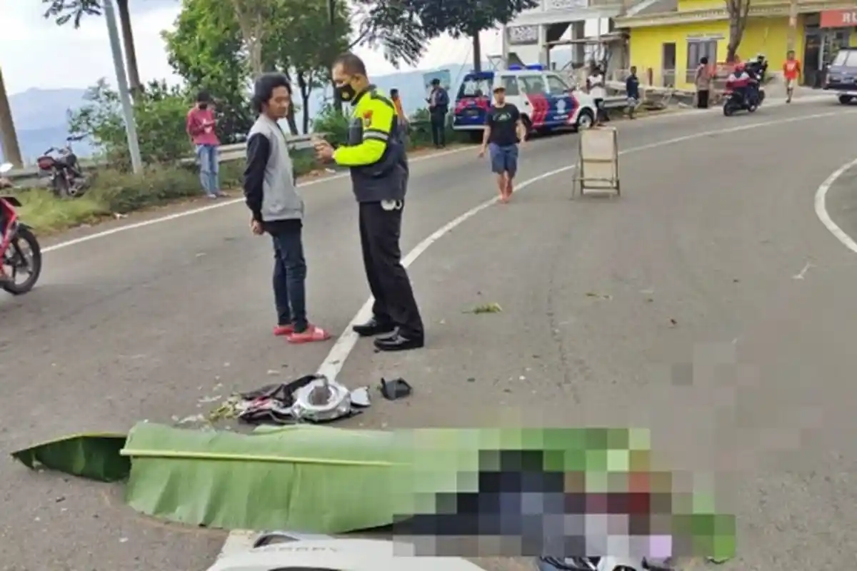 Kecelakaan Maut Pukul 15.30 WIB, Perempuan Tewas, Kepala Membentur Aspal Usai Tabrakan dengan Mobil