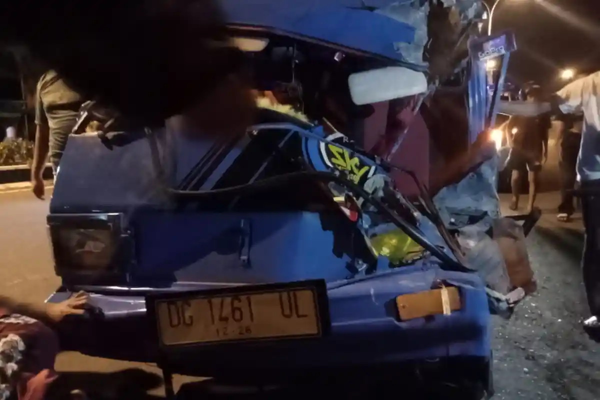 Sebuah Mobil Mikrolet di Ternate Tabrak Truk Sedang  Parkir , Sopir Selamat,  Mobil Hancur