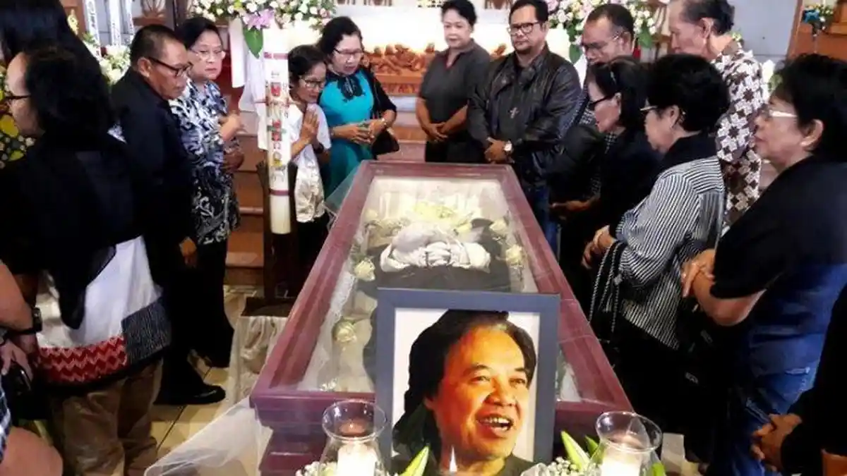 Kepulangan Arswendo Atmowiloto Diiringi Lagu Harta Berharga