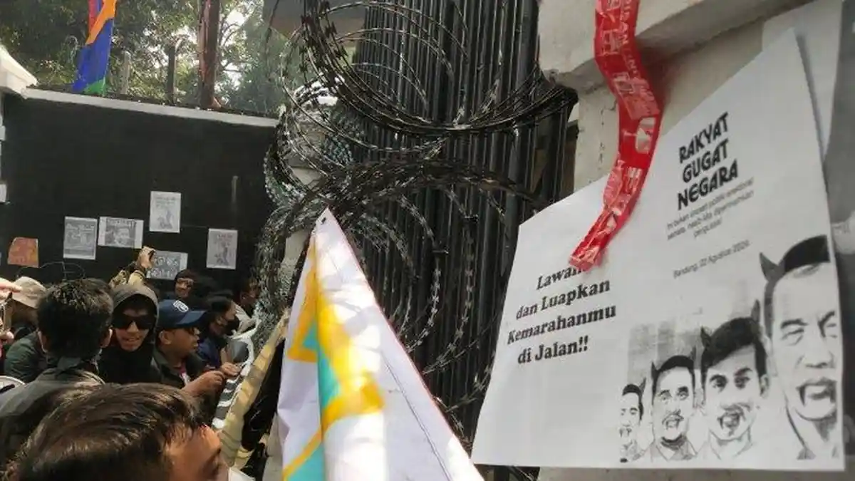 Aksi Tolak Revisi UU Pilkada di DPRD Jabar: Massa Singgung Raja Jawa dan Rezim Gagal