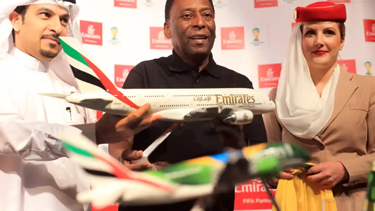 Ada Tanda Tangan Pele di Pesawat Emirates