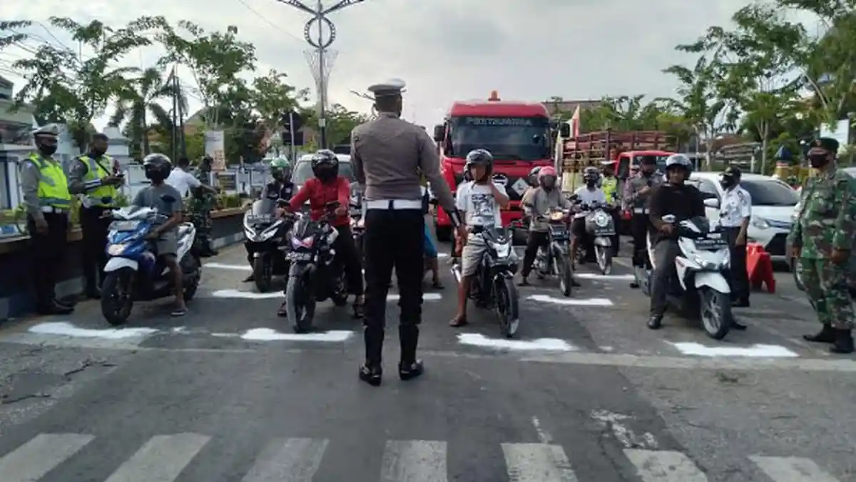 Terapkan Physical Distancing, Lampu Merah di Jalan Trunojoyo Sampang Diatur ala Starting Grid MotoGP