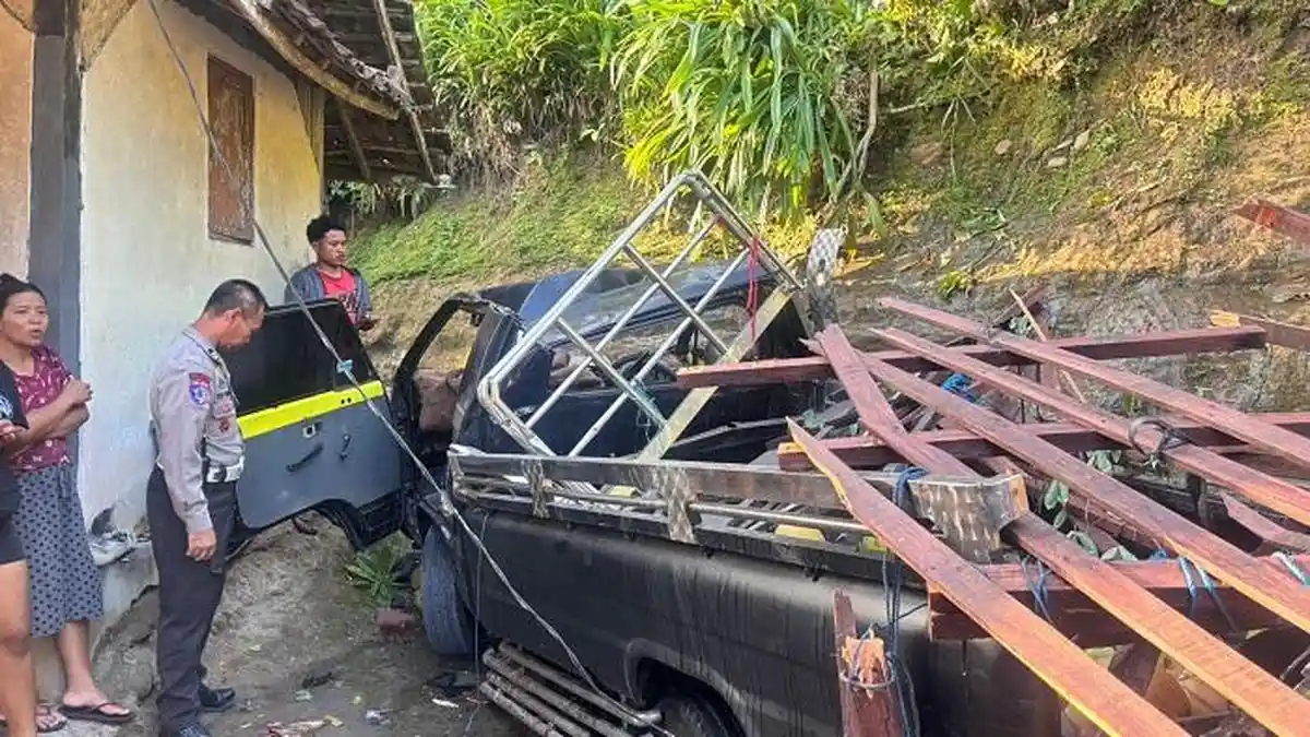 Pikap Terjun di Jembrana, Hantam Bangunan Merajan Kemulan Taksu Warga