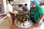 Pembuatan Kue Bakul Makanan Khas Tahun Baru Imlek