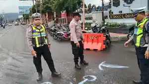 Polisi-di-Banyuwangi-mengecek-lokasi-kecelakaan.jpg