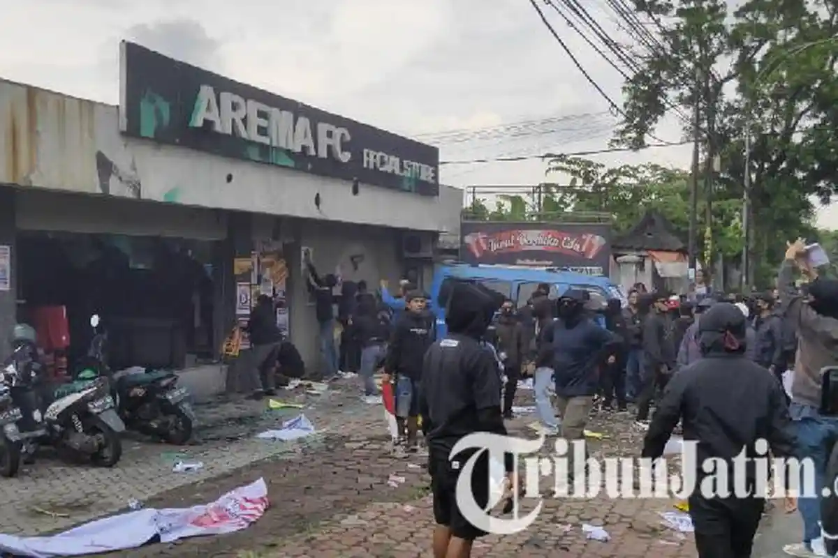 BREAKING NEWS Official Store Arema FC Dirusak Massa Berpakaian Serba Hitam, Kaca Pecah Dilempar Batu