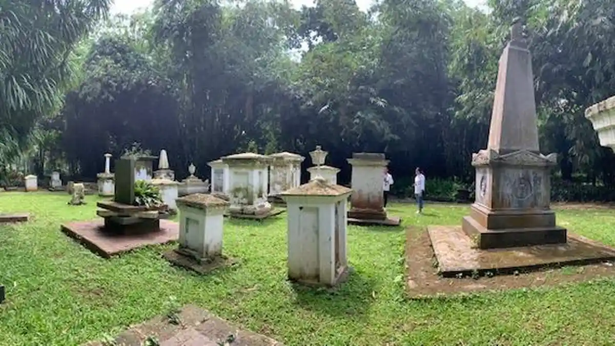 Melihat Makam Kuno Belanda di Kebun Raya Bogor, Ada yang Berbentuk Patung Berupa Malaikat