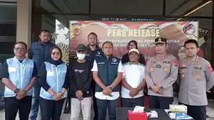 SW-Kepala-Desa-Cintamulya-ketiga-dari-kiri-h.jpg