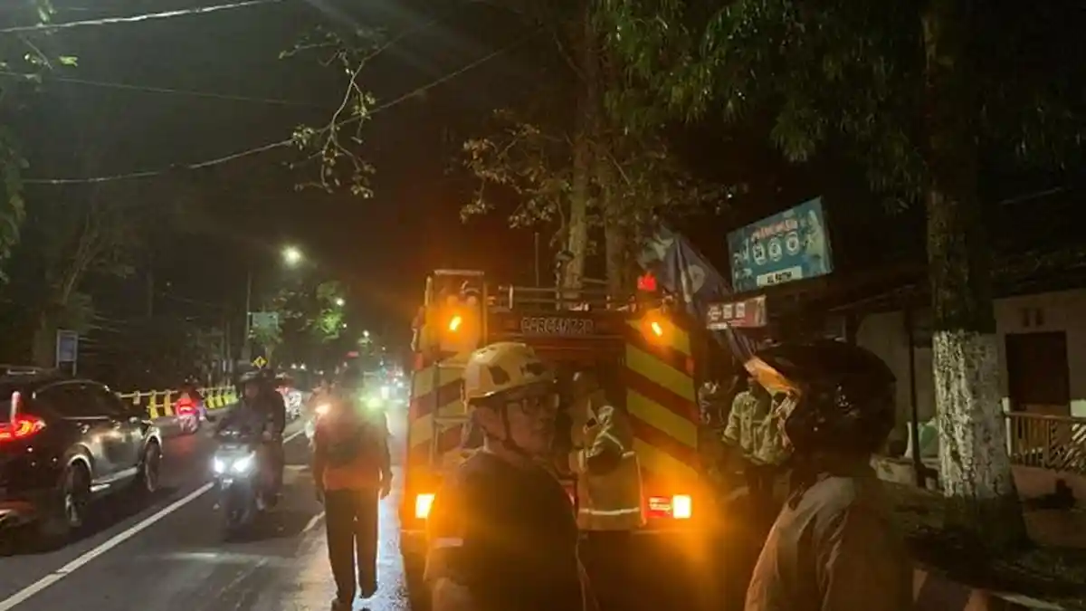 Percikan Api dari Kabel Listrik di Depan SMKN 2 Bondowoso Bikin Panik Warga