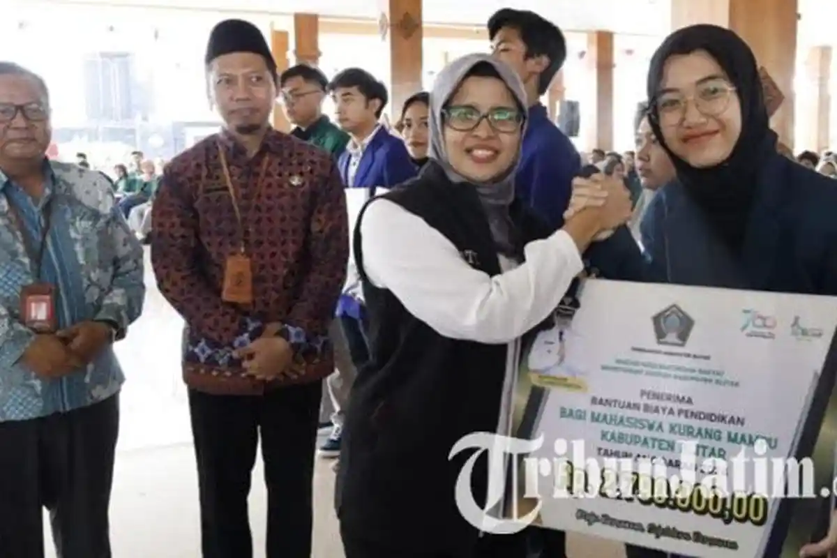 Mak Rini Serahkan Bantuan Biaya Pendidikan untuk Mahasiswa Blitar, Minta Uang Tak Dipakai Foya-foya