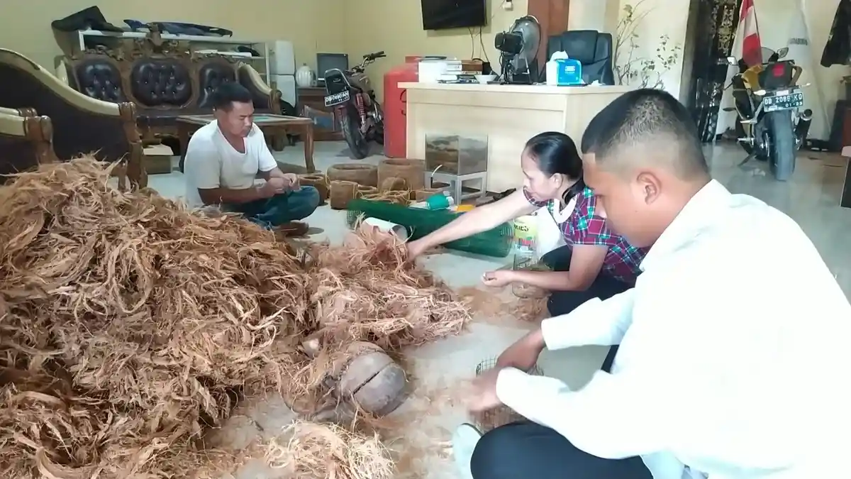Nasipan Olah Sabut Kelapa Jadi Pot Anggrek, Rupiah pun Berdatangan