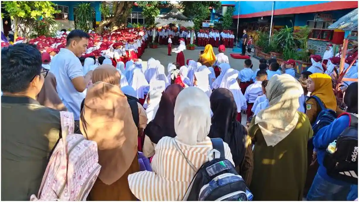 Hari Pertama Sekolah di Pinrang Penuh Haru, Ayah Rela Pegang Tas Anak 30 Menit saat Upacara - Tribun-timur.com