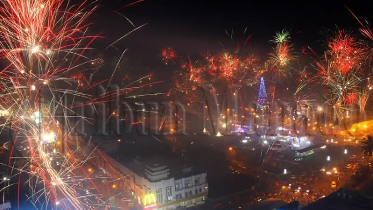 10 Tradisi Unik Tahun Baru di Berbagai Negara, dari Gantung Bawang di Pintu hingga Buang Seember Air