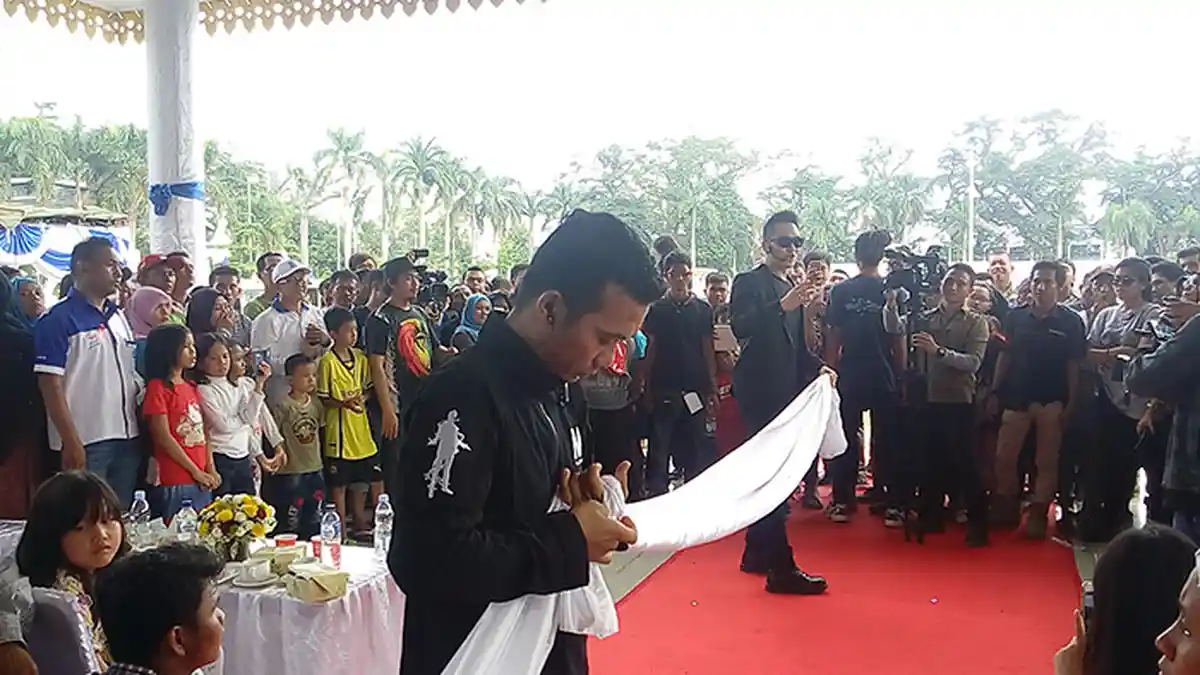 Pesulap Demian Hibur Warga Medan di Peluncuran SIM Online