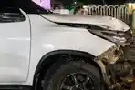 Mobil Fortuner Tabrak Tiang Lampu dan Pembatas Jl MT Haryono Luwuk Banggai