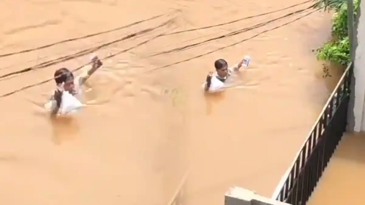 Ojol Nekat Terobos Banjir Setinggi Leher demi Antar Pesanan